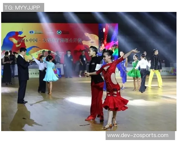 足球场上的舞者裁判如何用舞蹈传递公平与激情